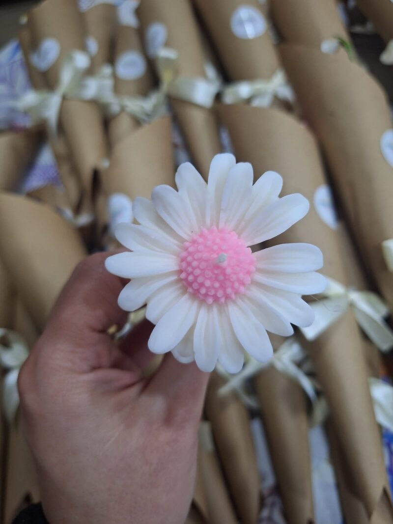 Marguerite Candle - Image 5